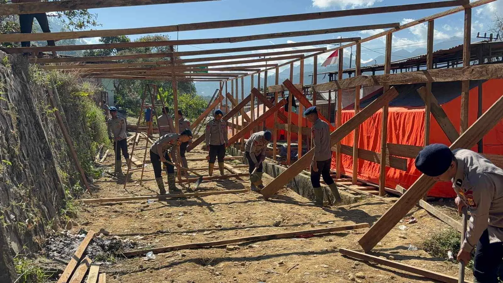Polsek Bintang Bersama Brimob Polda Aceh Gotong Royong Bangun Rumah Sementara Pascabencana
