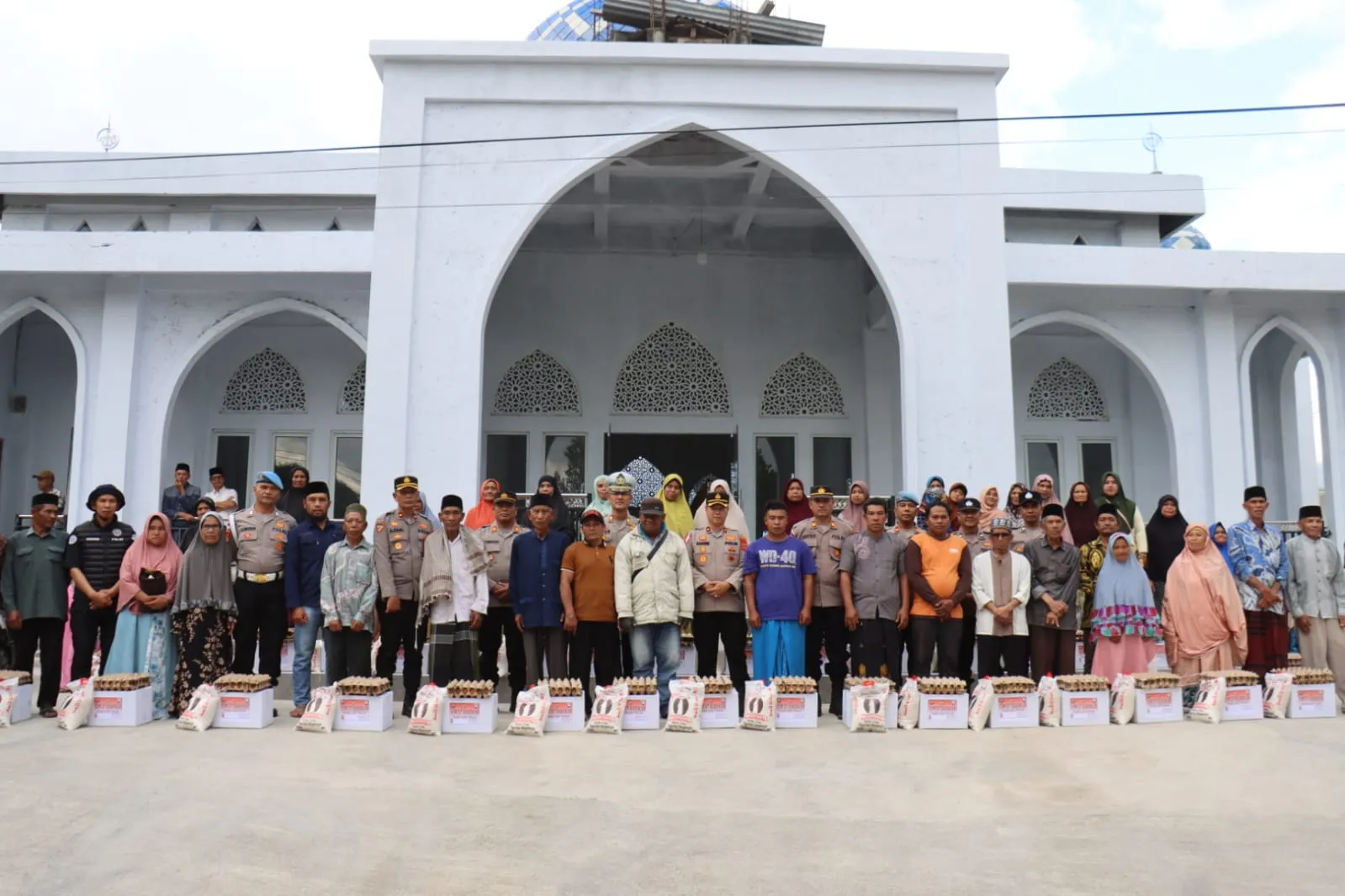 Polres Aceh Tengah Salurkan Bantuan kepada 40 Warga Kampung Mongal dan Personel Terdampak Kebakaran