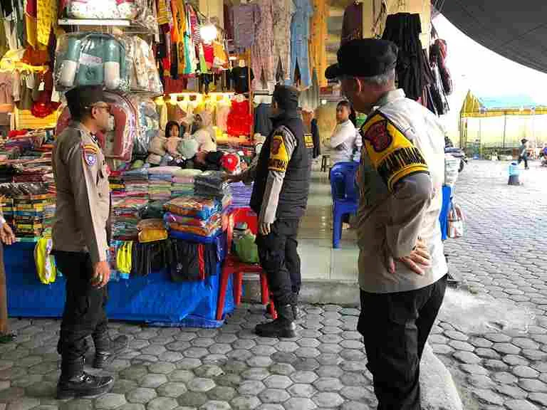 Turun ke Pasar, Polsek Lut Tawar Pastikan Keamanan Tetap Kondusif dengan Pendekatan Humanis