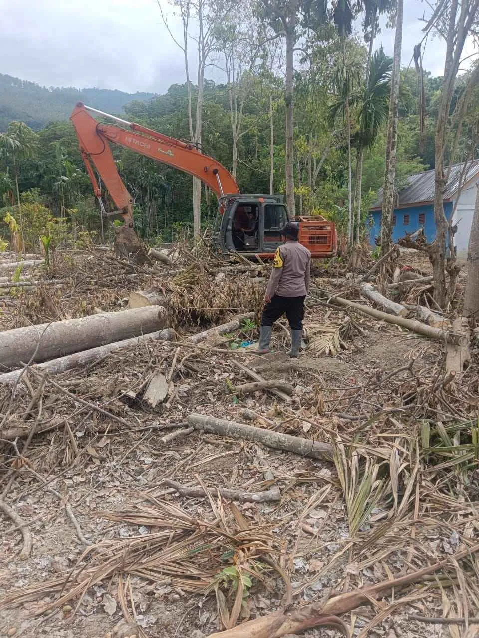 Polsek Linge Amankan Pembersihan Lahan untuk Pembangunan Hunian Sementara Korban Bencana di Reje Payung