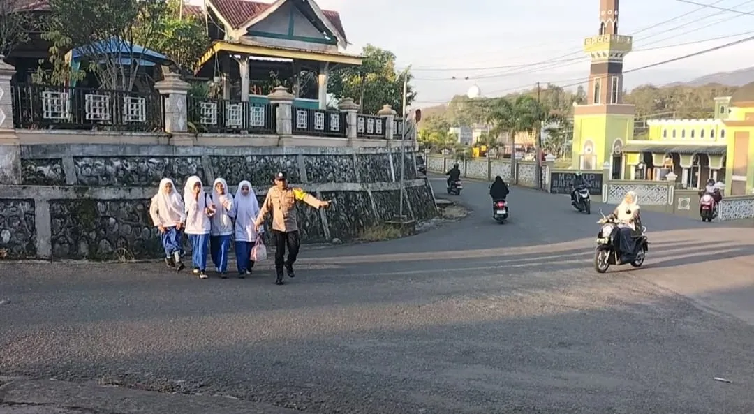 Pelayanan Pagi untuk Masyarakat, Polres Aceh Tengah Bantu Seberangkan Warga dan Anak Sekolah di Titik Padat Aktivitas