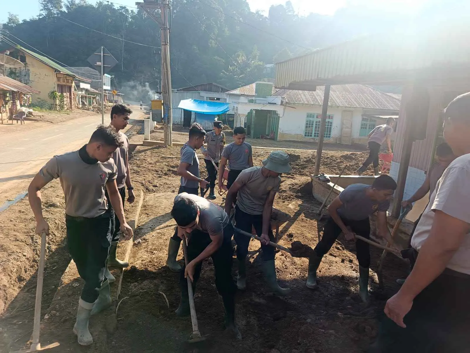 Polres Aceh Tengah Bersama Brimob Pulihkan Rumah Warga Terdampak Bencana di Rusip Antara