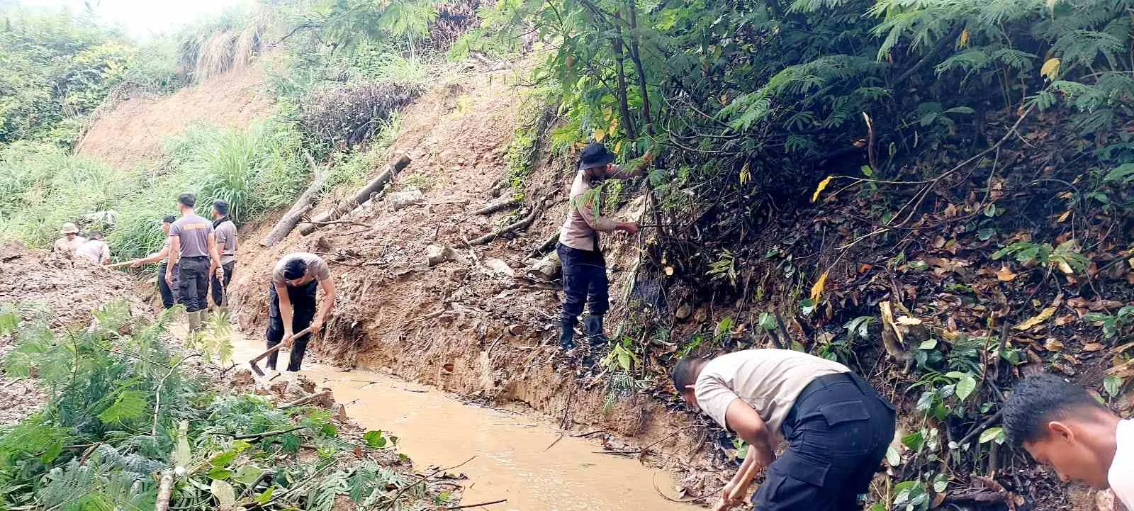 Polri di Aceh Tengah Gotong Royong Bersihkan Saluran Air Pascabencana di Kampung Atu Singkih Rusip Antara
