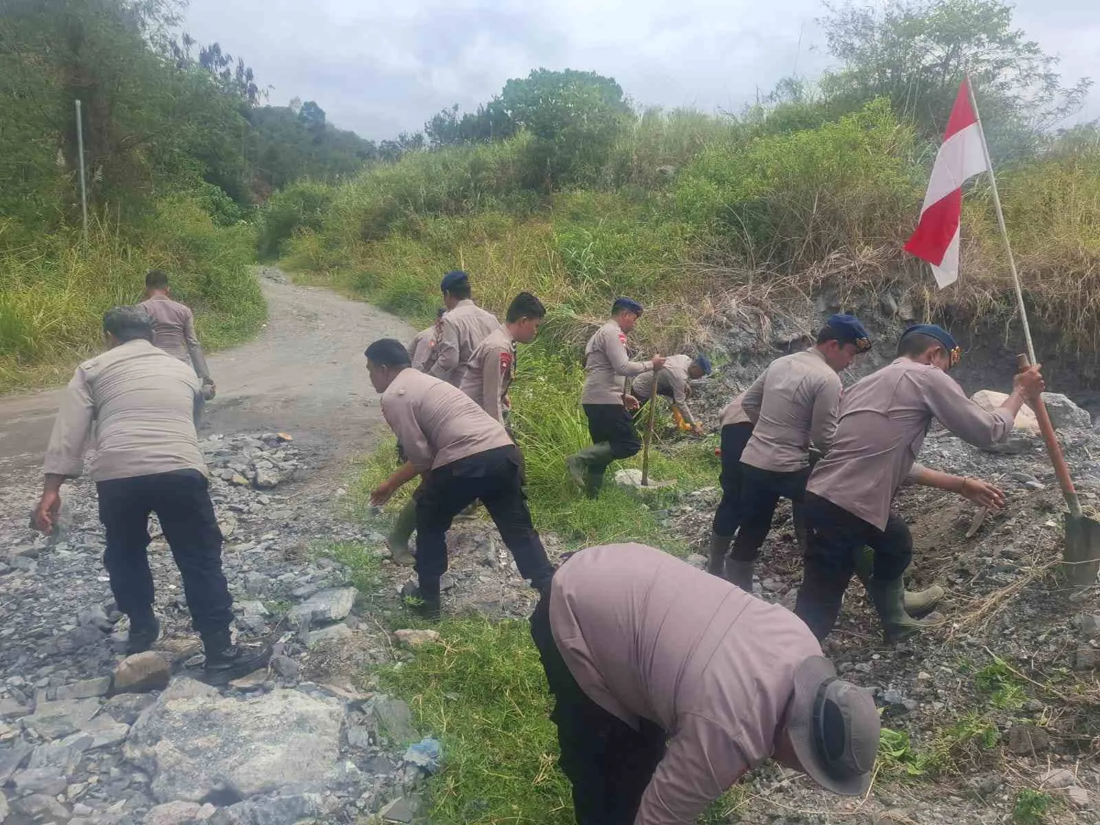 Polsek Silih Nara dan Brimob Polda Aceh Lanjutkan Gotong Royong Bersihkan Akses Jalan Pascabencana di Remesen