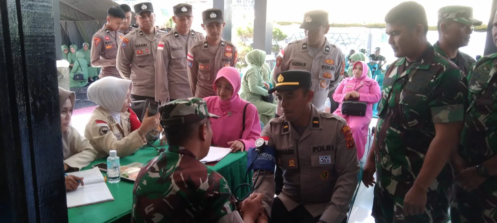 Personel Polres Aceh Tengah dan Bhayangkari Ikuti Bakti Kesehatan Donor Darah HUT Kartika Candra Kirana ke-80 di Makodim 0106