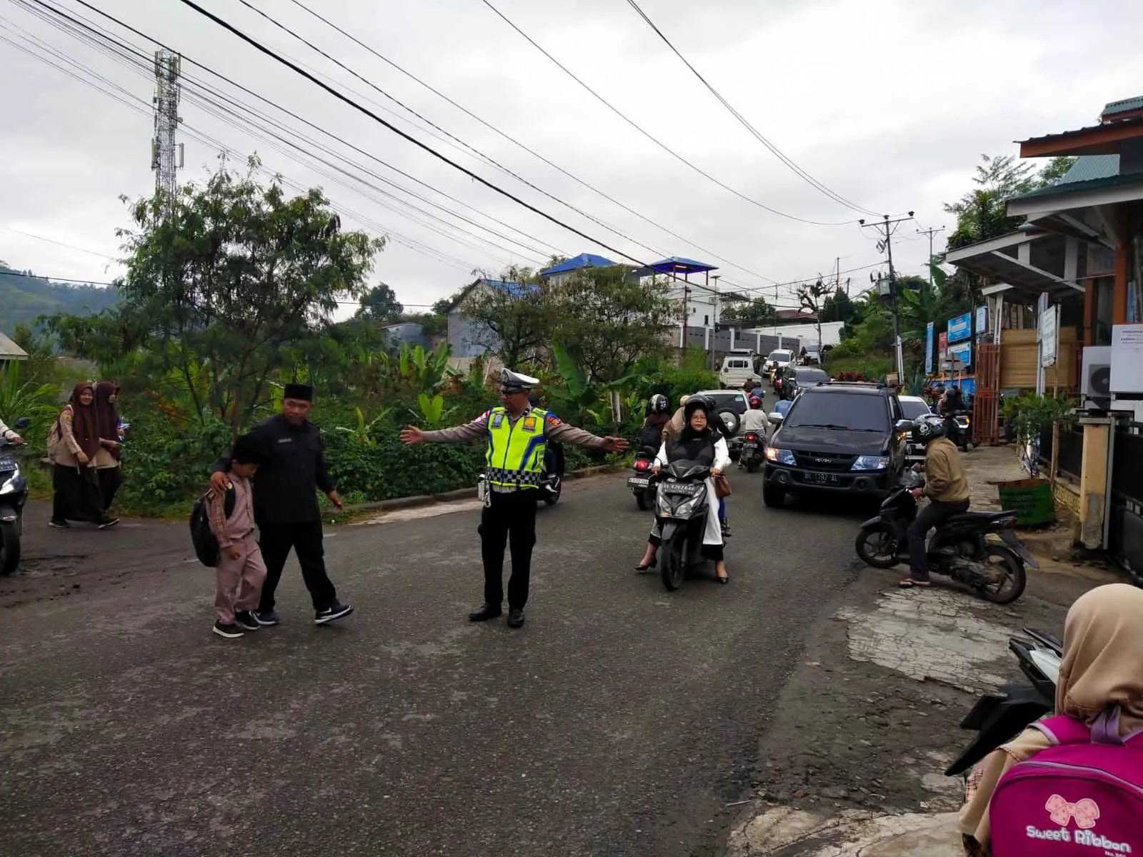 Semangat Pagi Polantas Aceh Tengah: Wujud Nyata Pelayanan Prima bagi Pengguna Jalan dan Anak Sekolah