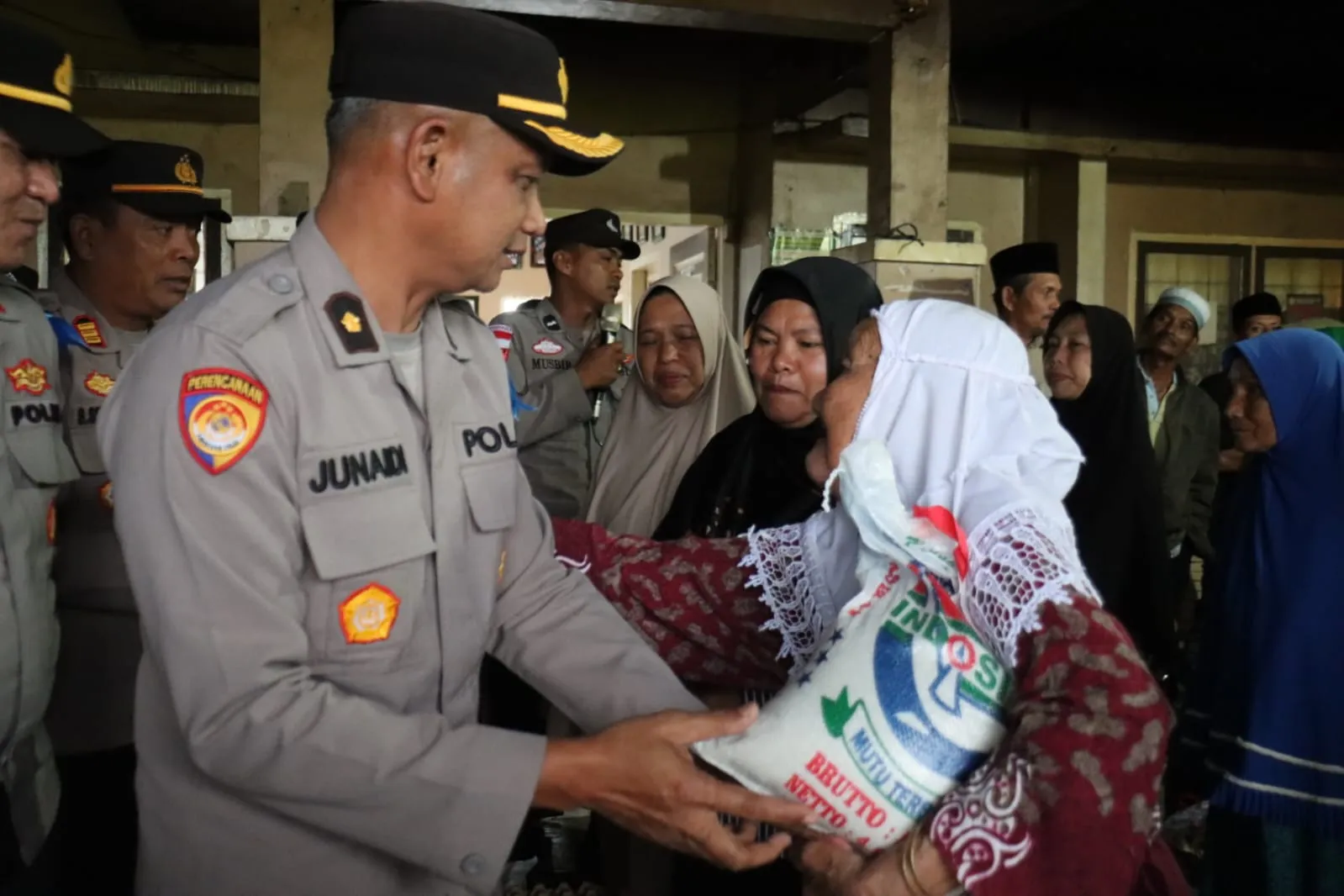 Sentuhan Jumat Berkah, Polres Aceh Tengah Salurkan Bantuan Sembako untuk Warga Lot Kala Kebayakan