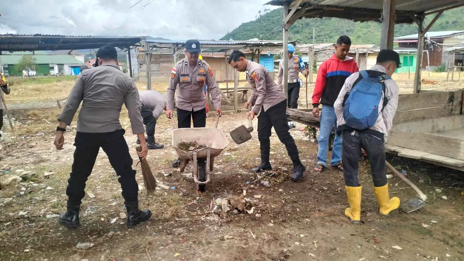 Polri di Aceh Tengah Gotong Royong Serentak, 13 Titik Fasilitas Umum Dibersihkan