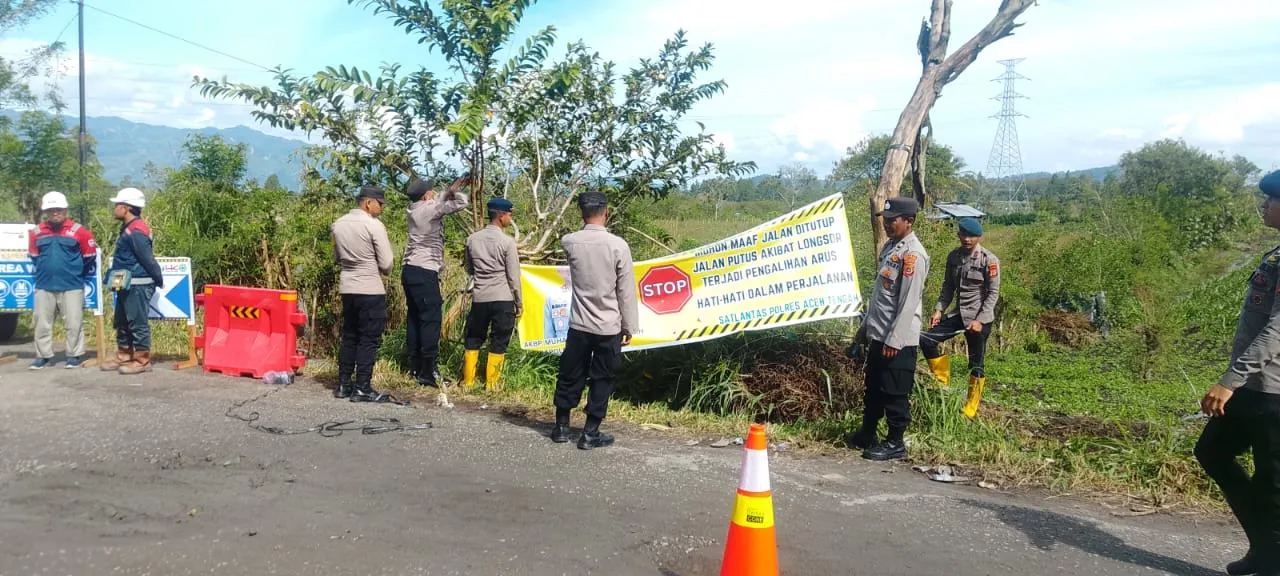 Polsek Ketol Pasang Spanduk Imbauan Terkait Pengalihan Arus Lalu Lintas di Pondok Balik