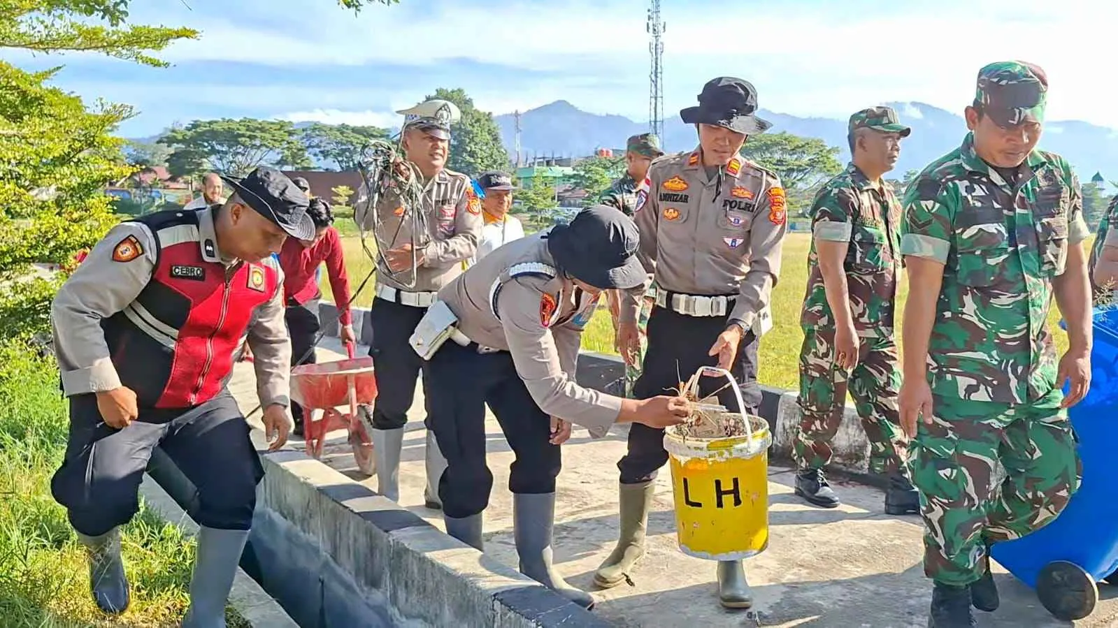 Sinergitas TNI–Polri di Aceh Tengah Gotong Royong Bersama Bersihkan Fasilitas Umum dan Tempat Ibadah