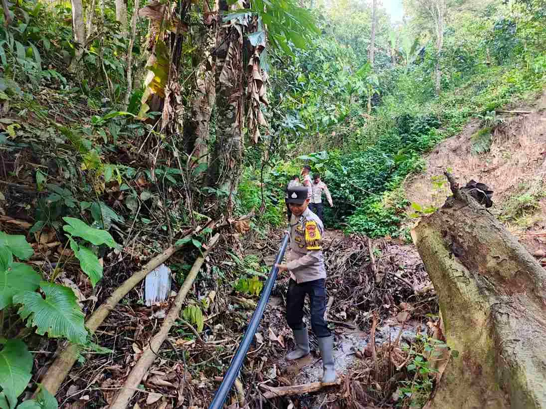 Polres Aceh Tengah dan BKO Brimob Gotong Royong Pulihkan Saluran Air Bersih Pascabencana di Atu Singkih