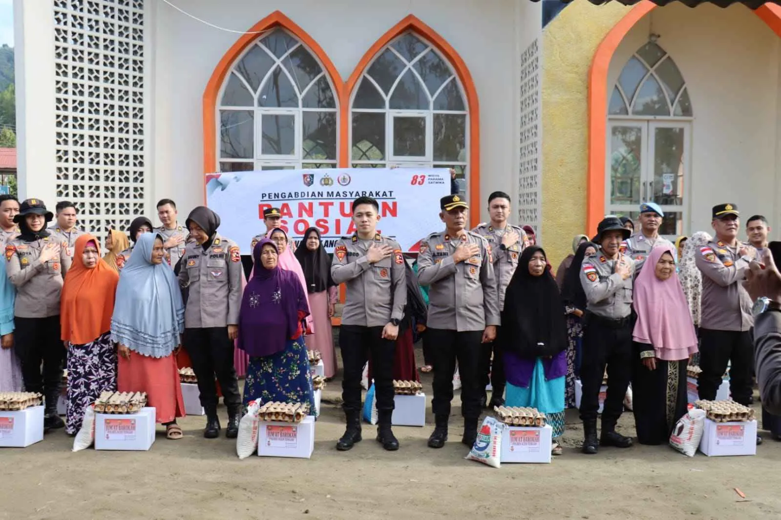 Mahasiswa STIK Angkatan 83 Tebar Kepedulian di Mendale, Salurkan 40 Paket Sembako dan Pulihkan Fasilitas Ibadah
