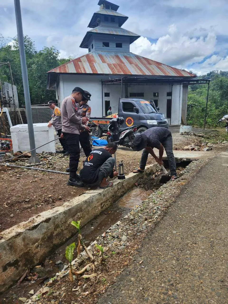 Polsek Celala Gotong Royong Meunasah dan Pembuatan Sumur Bor Bantuan Kapolres Aceh Tengah di Kuyun Uken