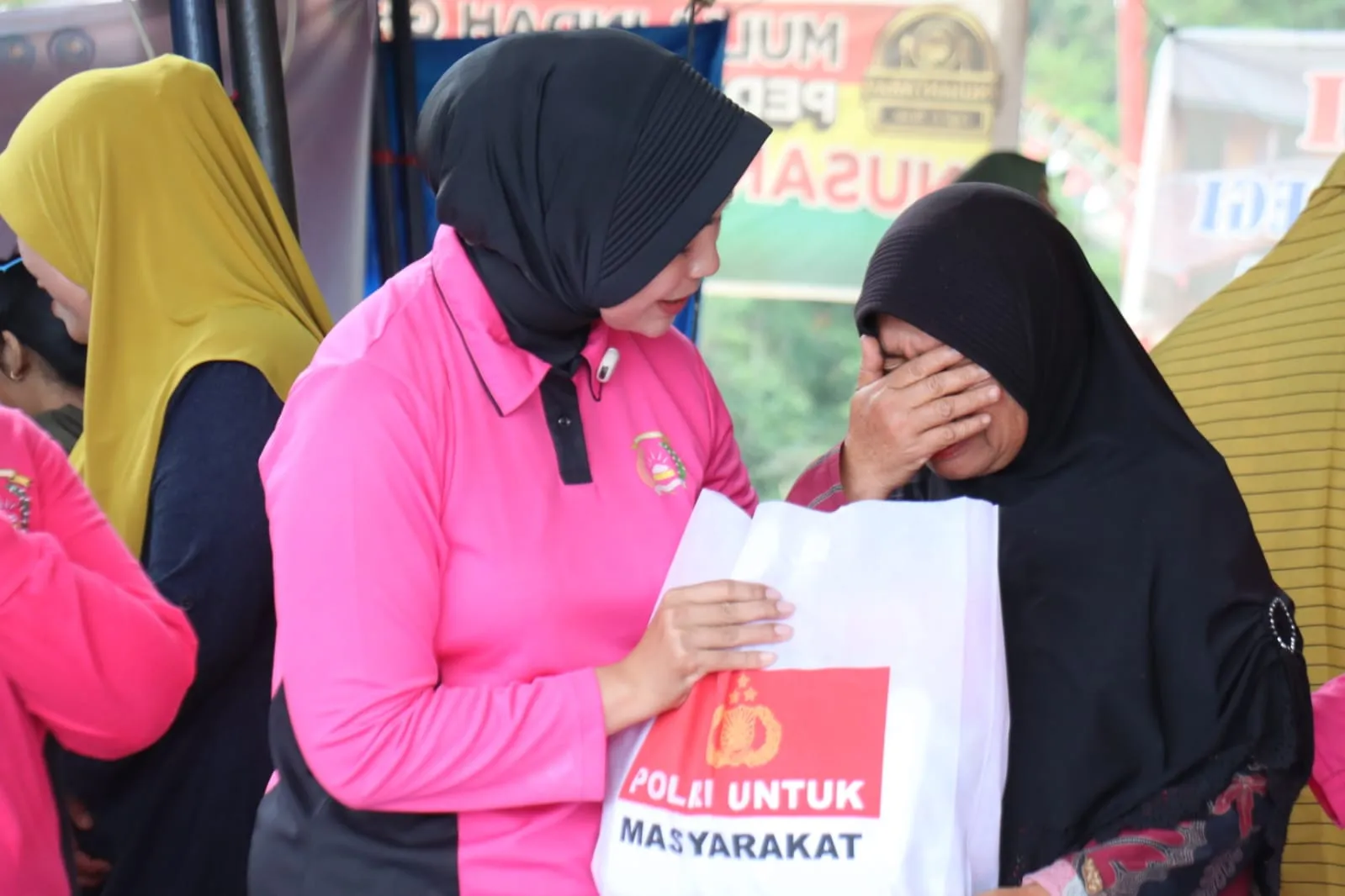 Ketua Bhayangkari Cabang Aceh Tengah Distribusikan Bantuan Ketua Bhayangkari Daerah Aceh untuk Korban Bencana