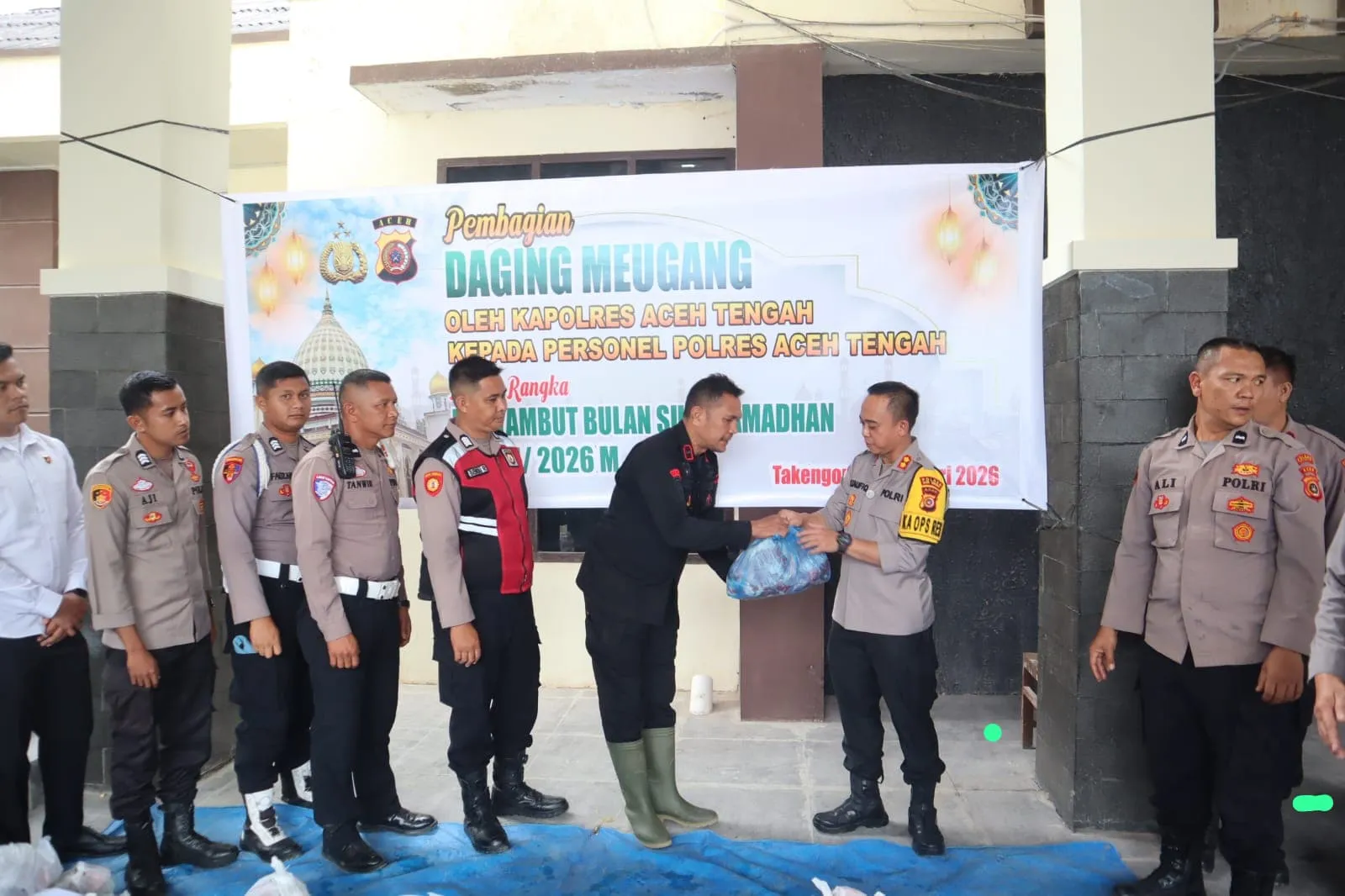 Sambut Ramadhan, Kapolres Aceh Tengah dan Bhayangkari salurkan Daging Meugang untuk Personel, Warakauri, dan Insan Pers