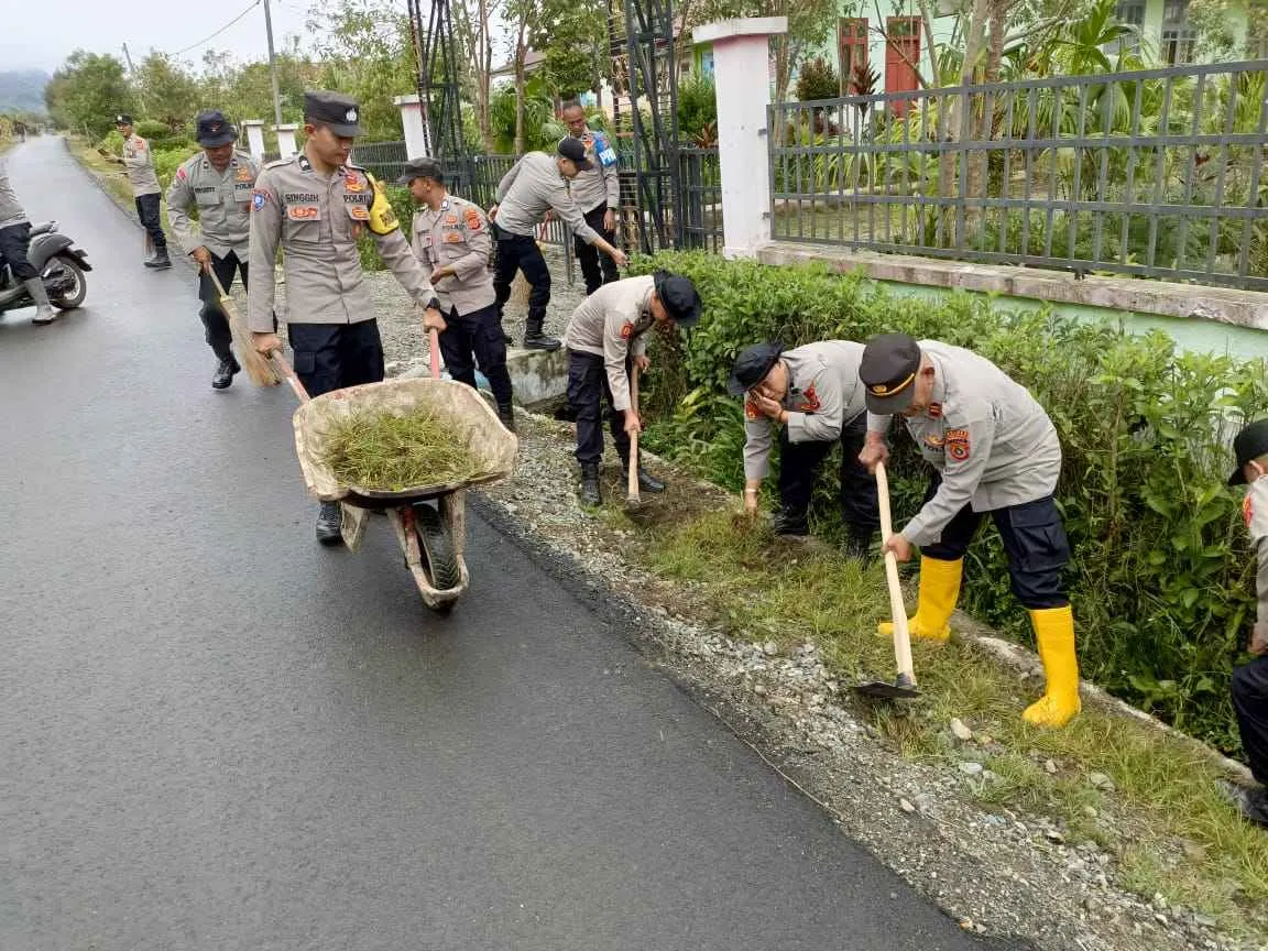 Polres Aceh Tengah dan BKO Brimob Kurve Dua Fasilitas Pendidikan di Jagong Jeget dan Ketol