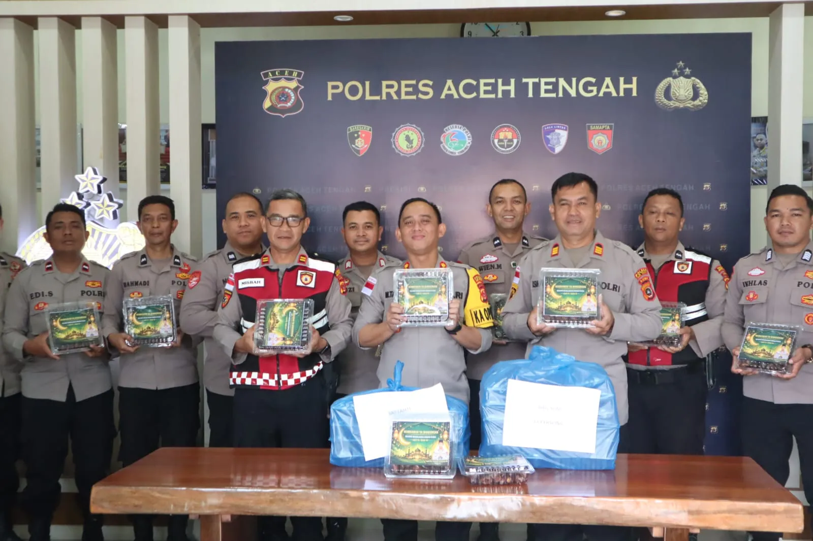 Kapolres Aceh Tengah Salurkan Bantuan Kurma dari Kapolda Aceh untuk Warga Terdampak dan Personel