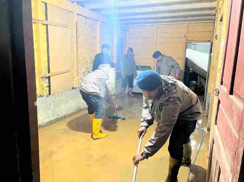 Respon Cepat Polsek Bintang dan Brimob, Gotong Royong Bersihkan Rumah Warga Terdampak Banjir Susulan
