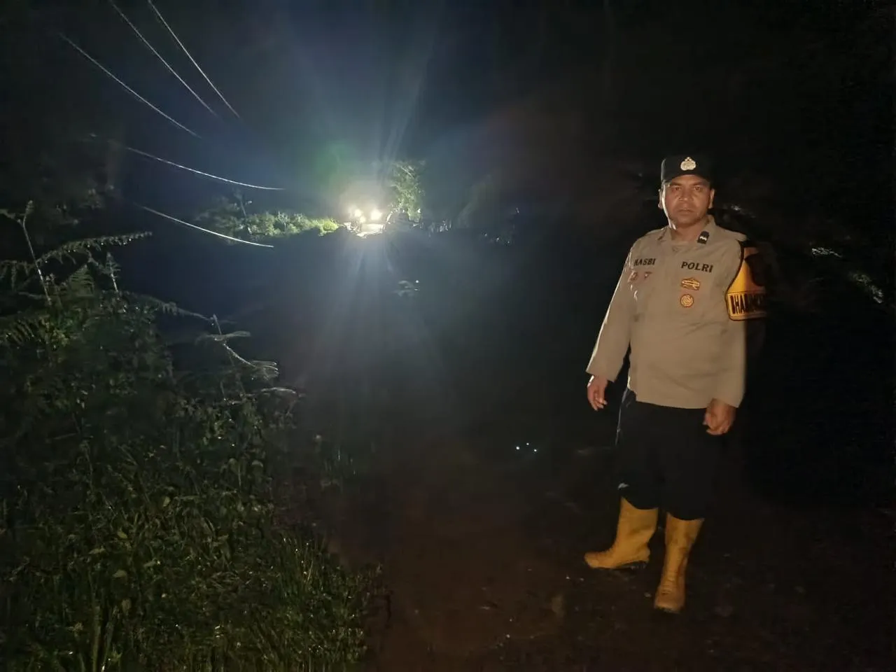 Longsor Tutup Ruas Jalan Takengon–Bintang, Polsek Lut Tawar Bersama BPBD Gerak Cepat Lakukan Penanganan