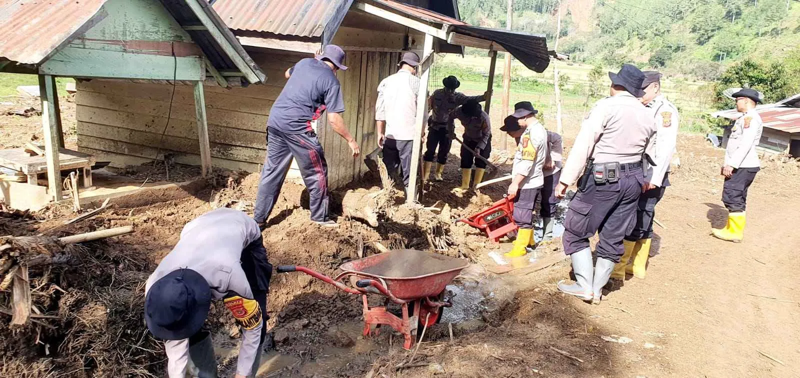  Bulan Puasa, Jajaran Polres Aceh Tengah Pulihkan Fasilitas Ibadah dan Rumah Warga Terdampak
