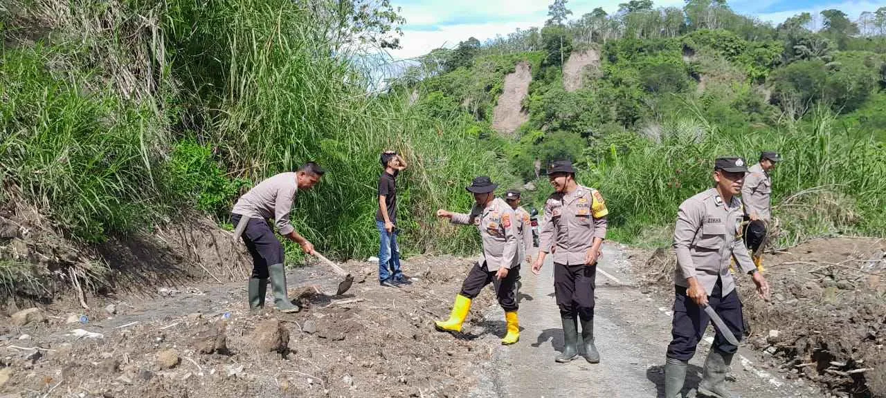 Polsek Kute Panang Gotong Royong Pulihkan Jalur Penghubung Kabupaten Pascabencana