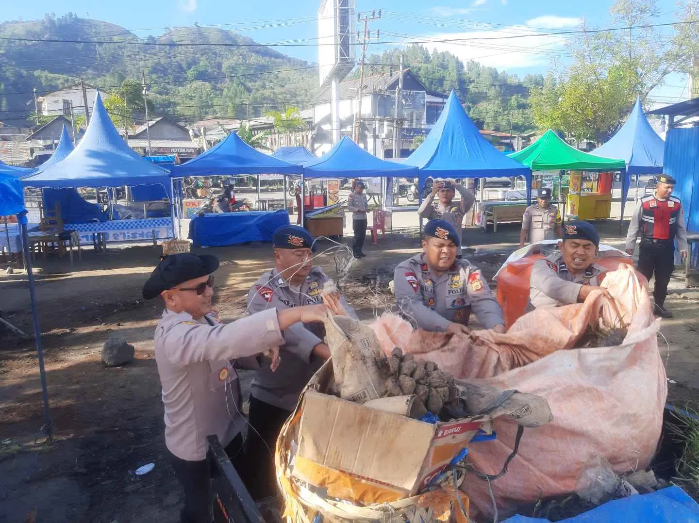 Polsek Bebesen dan Brimob Polda Aceh Gotong Royong Bersihkan Pasar di Bulan Ramadhan