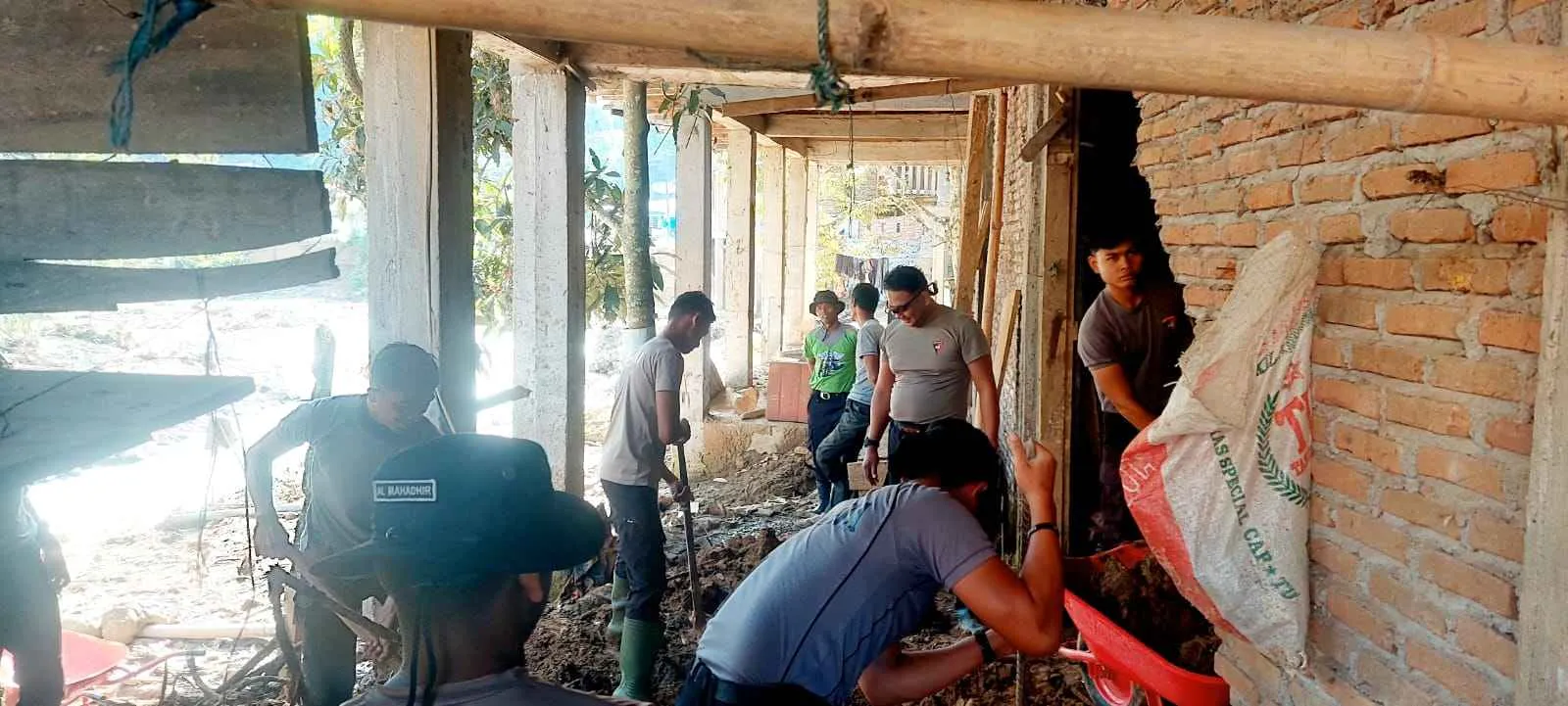Meski Bulan Puasa, Polri di Aceh Tengah Gotong Royong Pulihkan Rumah Warga Terdampak