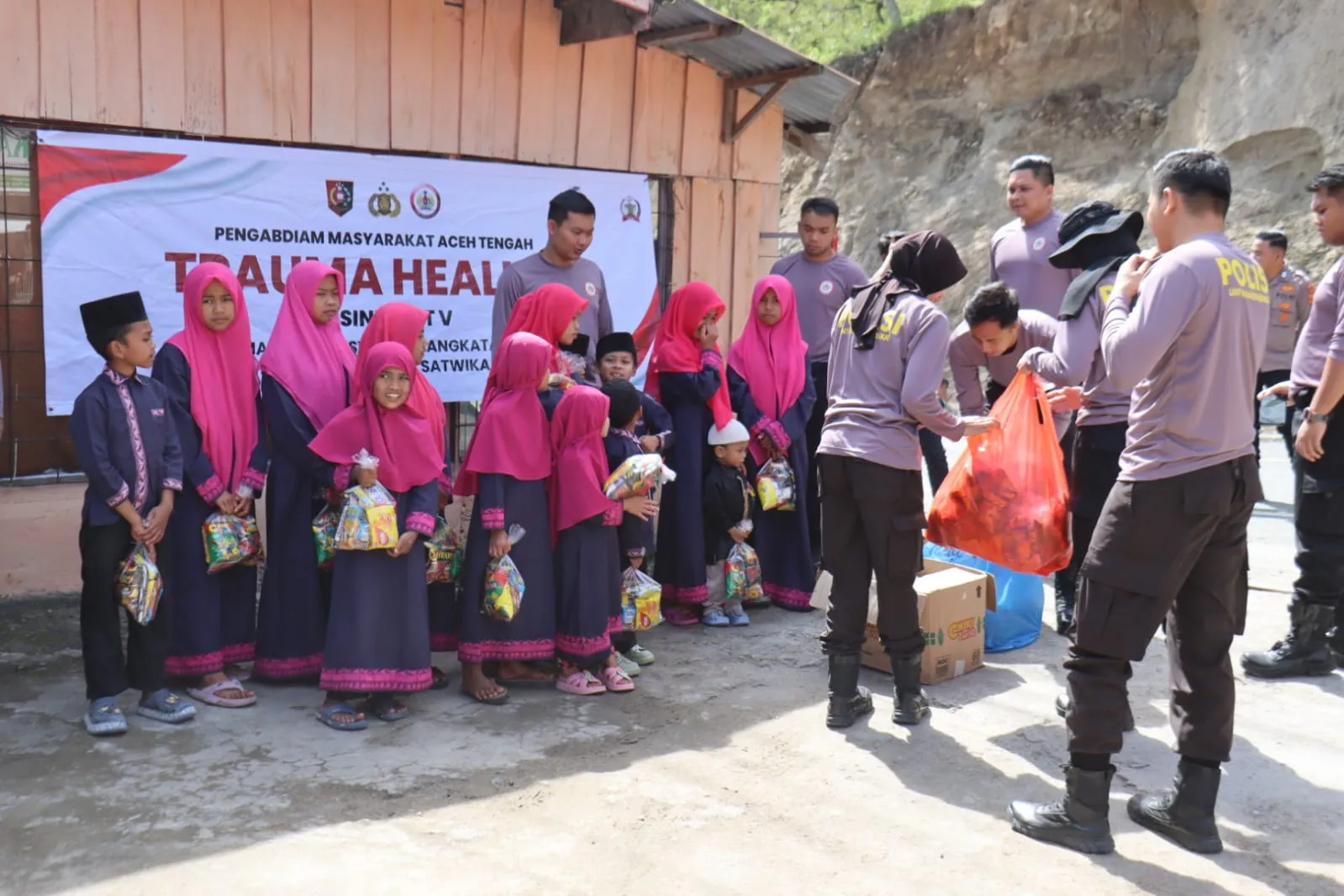 STIK 83 dan Polres Aceh Tengah Tebar Senyum untuk Warga Terdampak dan Anak Panti Asuhan