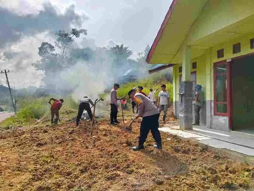 Ramadhan Penuh Kepedulian, Polsek Celala Pulihkan Polindes Ramung Ara Pascabencana