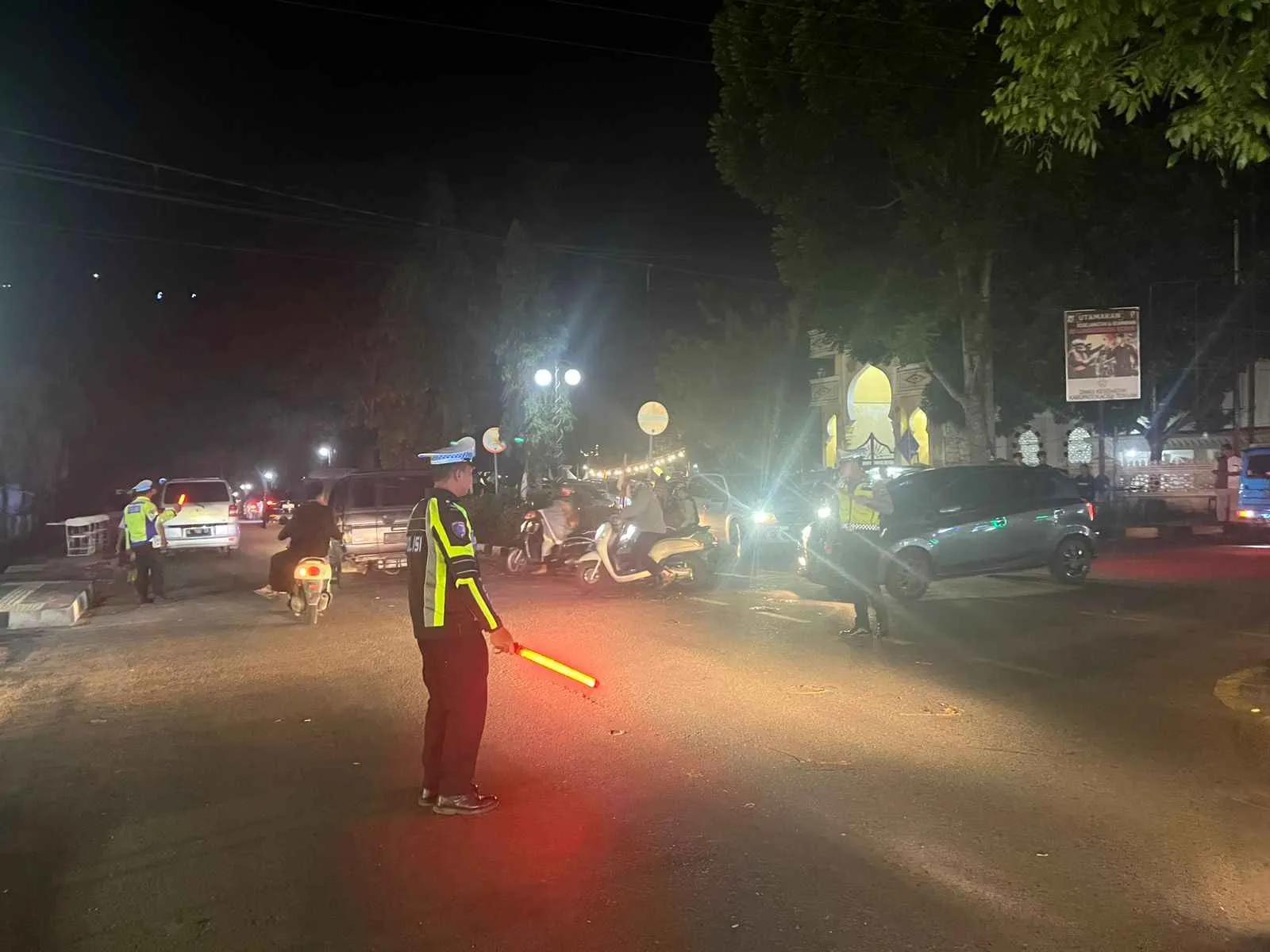 Hadir untuk Keselamatan, Satlantas Polres Aceh Tengah Amankan Arus dan Bantu Penyeberangan Jamaah Tarawih di Masjid Agung Ruhama