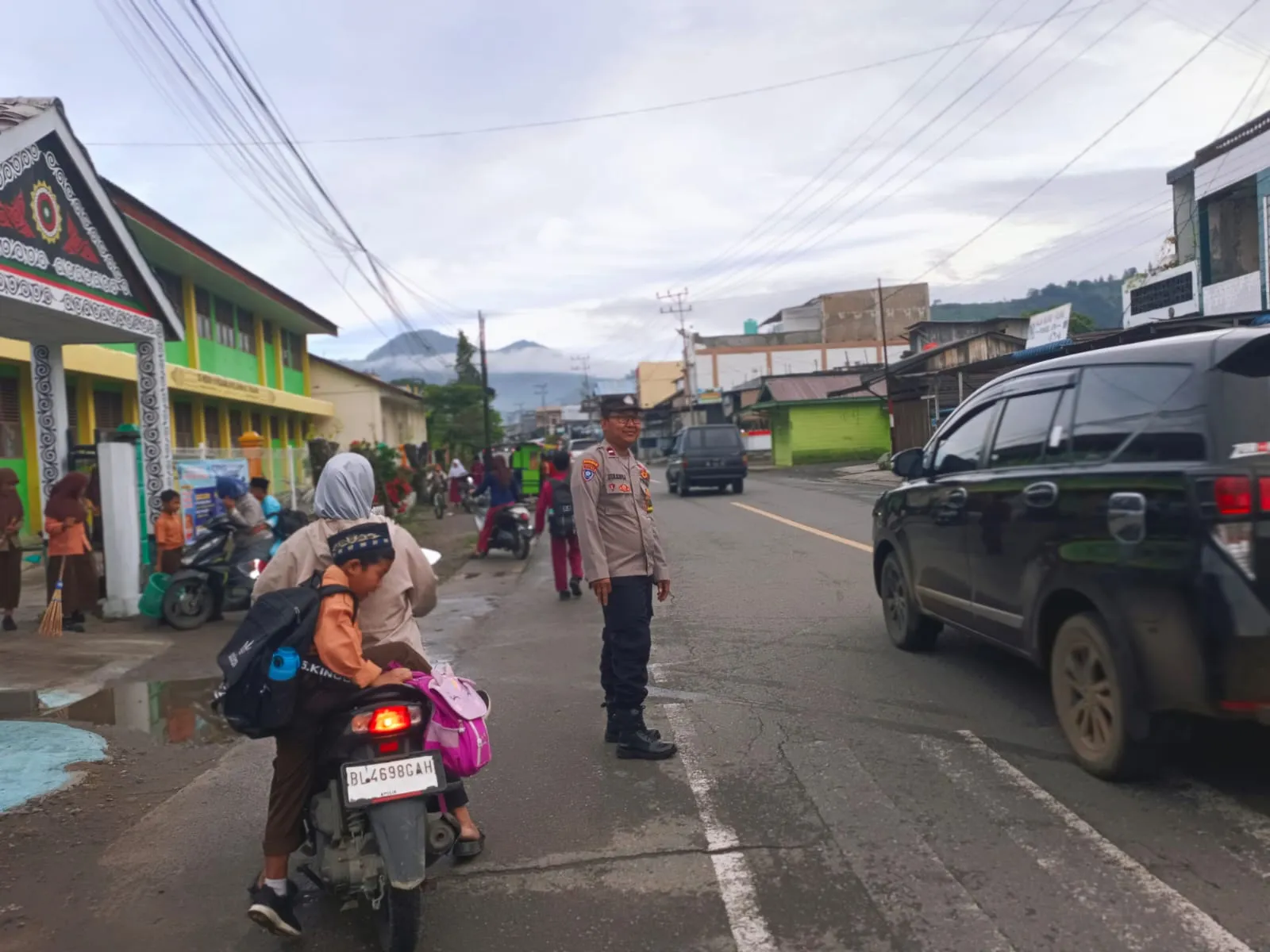 Semangat Pagi! Polsek Pegasing Laksanakan Strong Point, Bantu Pelajar Menyeberang dengan Aman