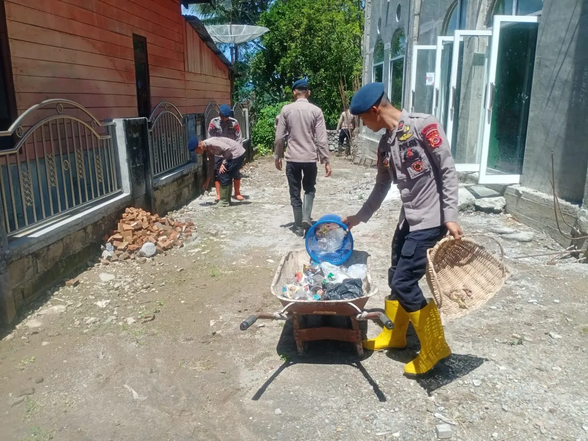 Gerakan ASRI, Polres Aceh Tengah dan BKO Brimob Ciptakan Lingkungan Bersih Lewat Kurve di Sepanjang Jalan