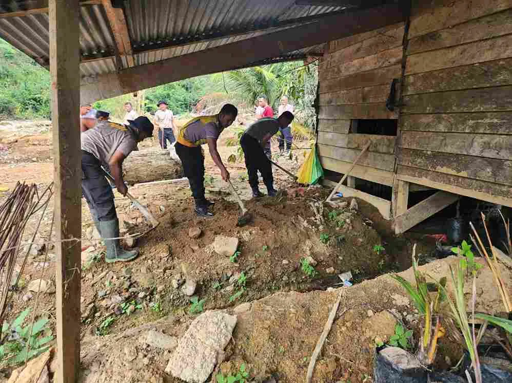 Polsek Celala Gotong Royong Bantu Warga Terdampak Banjir Bandang dan Longsor di Kuyun Lah