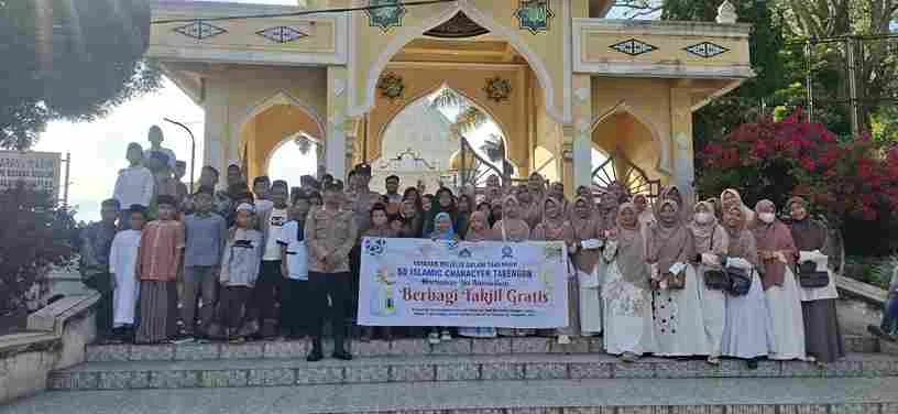 Polres Aceh Tengah Dampingi Pembagian Takjil Bersama Murid SD Islamic Character Takengon, Wujudkan Ramadan Penuh Kepedulian