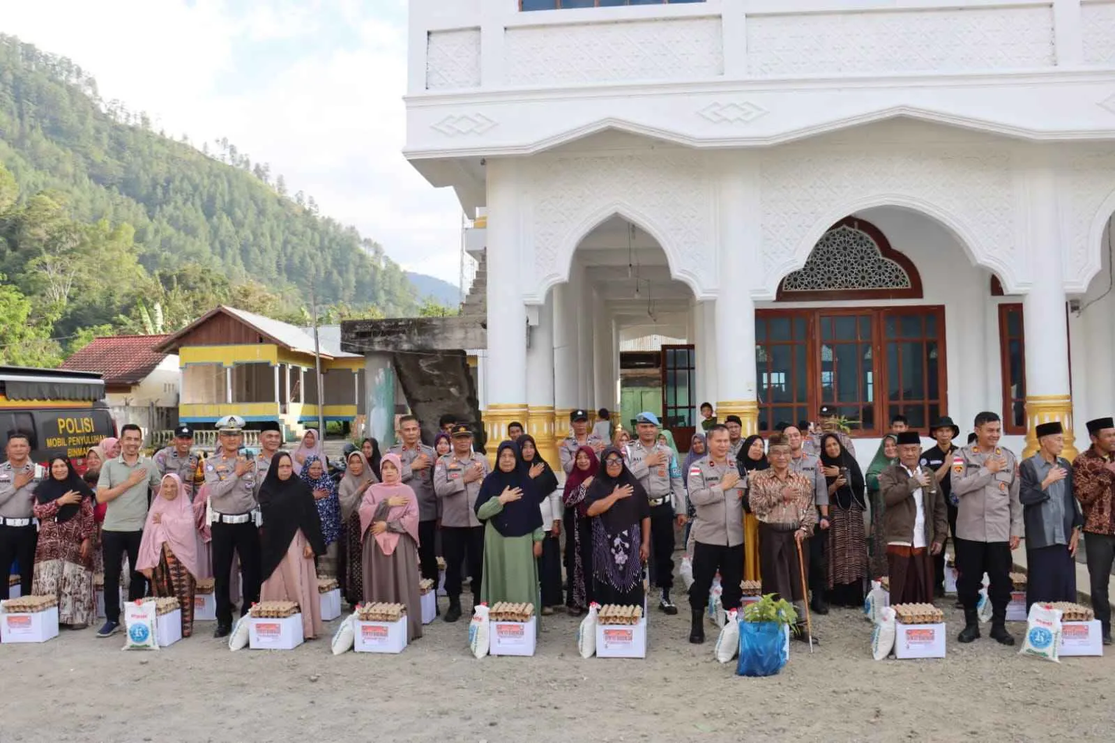 Berbagi di Bulan Ramadhan, Polres Aceh Tengah Salurkan Bantuan Paket Sembako untuk Warga Terdampak di Toweren