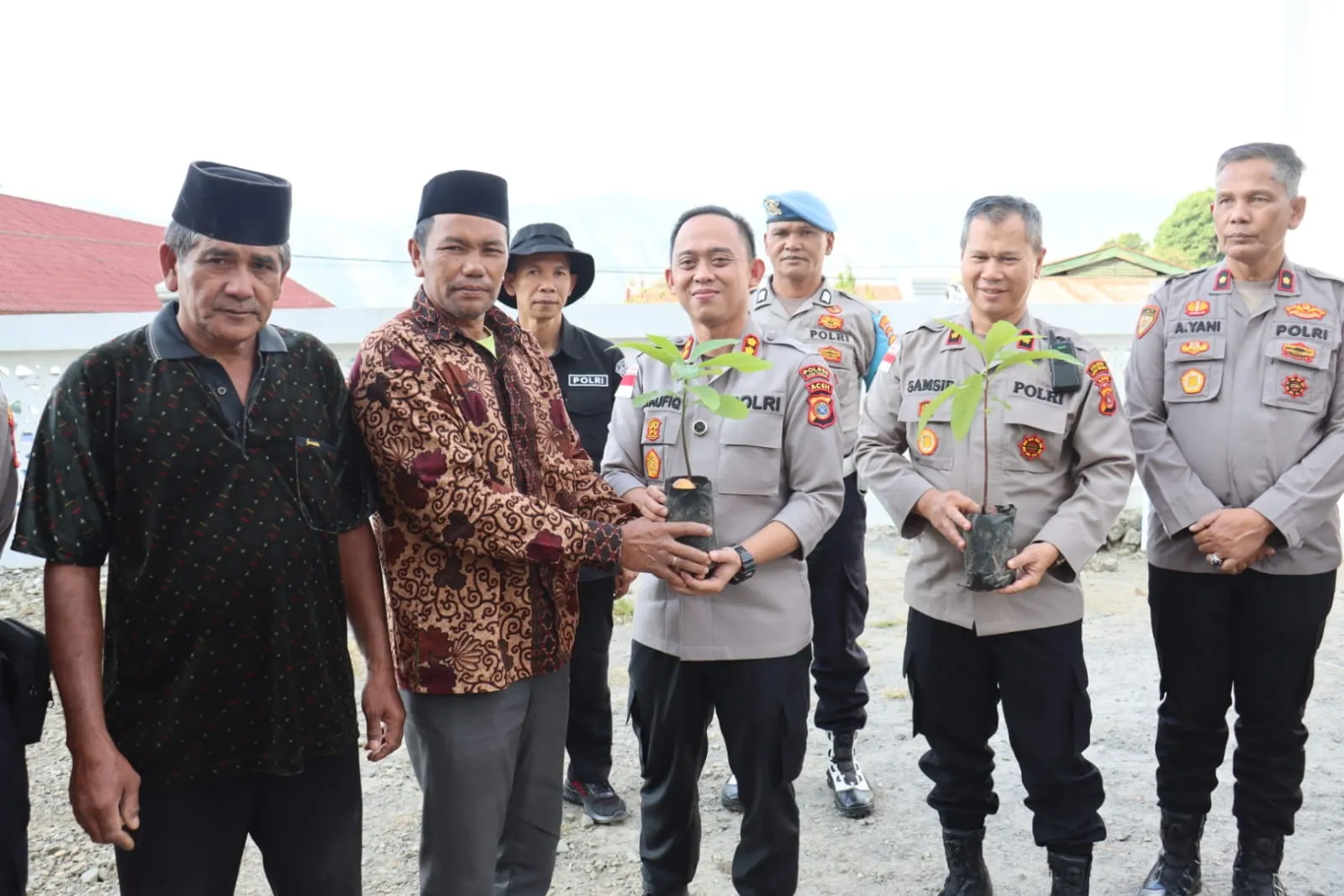 Jumat Barokah, Polres Aceh Tengah Salurkan Sembako ke warga terdampak dan Bibit Buah Dukung Green Policing