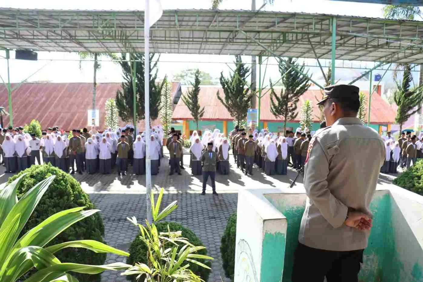 Polres Aceh Tengah Gelar Saweu Sikula di Dua Sekolah, Tanamkan Disiplin dan Nilai Kebangsaan kepada Pelajar