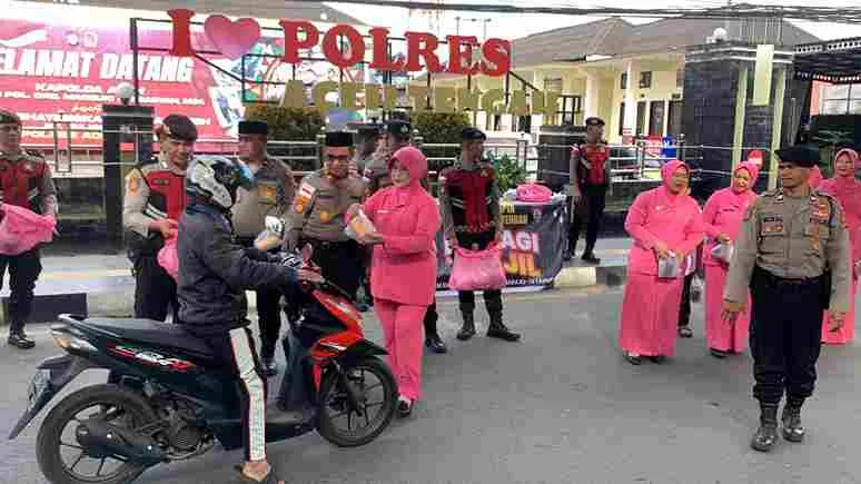 Satsamapta Polres Aceh Tengah Bagikan Takjil Sambut HUT Korps Sabhara Polri Ke 74