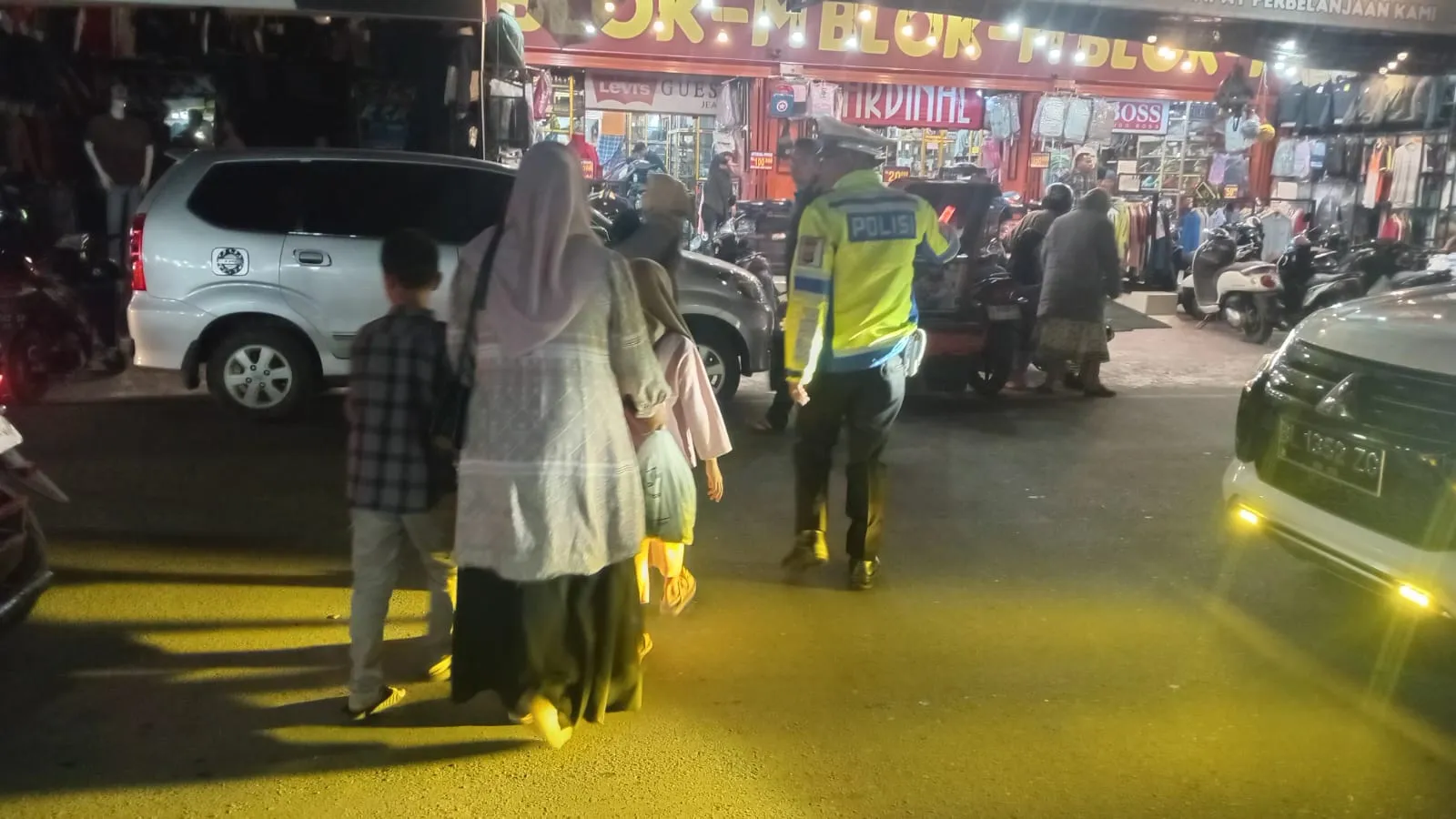 Satlantas Polres Aceh Tengah Lakukan Pengamanan Arus Lalu Lintas di Pusat Perbelanjaan dan SPBU
