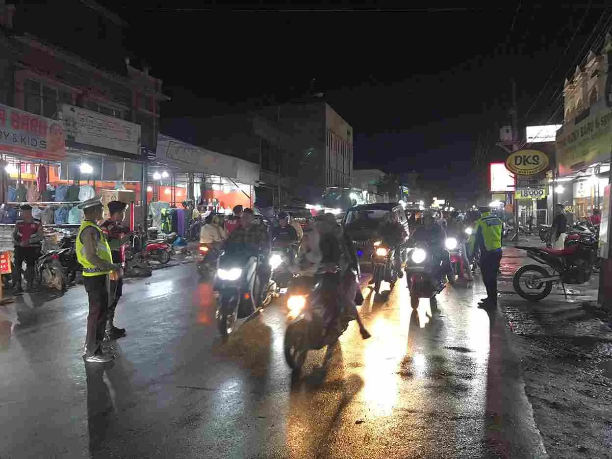 Satlantas Polres Aceh Tengah Amankan dan Pantau Arus Lalu Lintas di Pusat Perbelanjaan Takengon, Sampaikan Informasi Melalui Live Report
