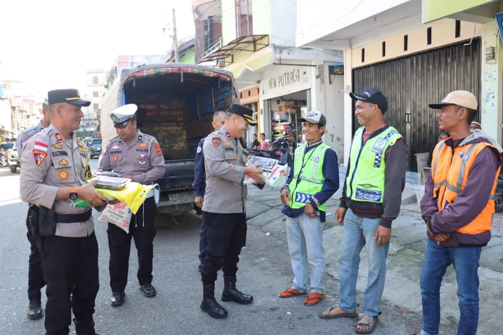Polres Aceh Tengah Berbagi Jelang Lebaran, Sasar Juru Parkir dan Petugas Kebersihan