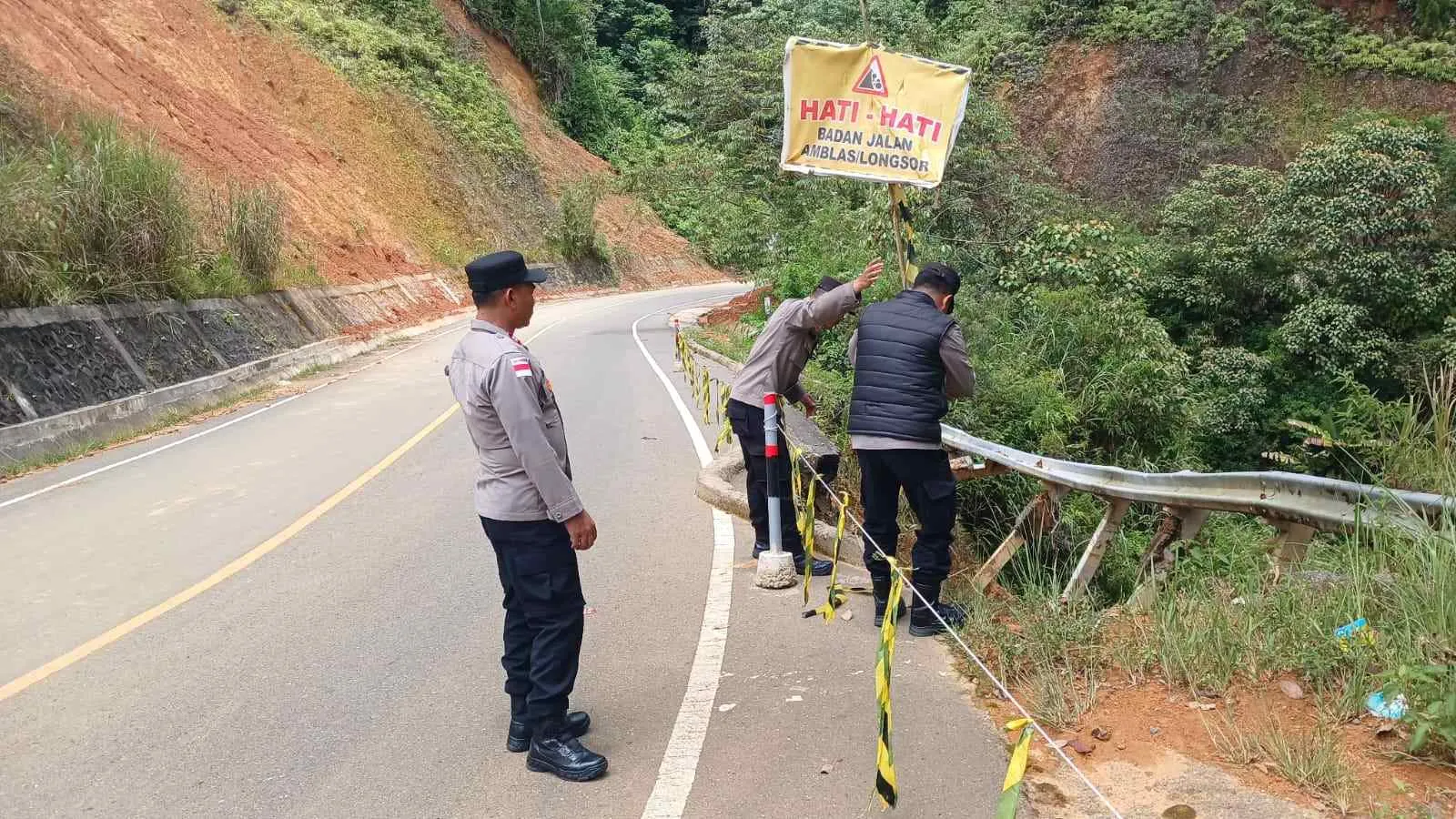 Polsek Linge Patroli Daerah Rawan, Pasang Police Line di Lokasi Jalan Amblas dan Longsor