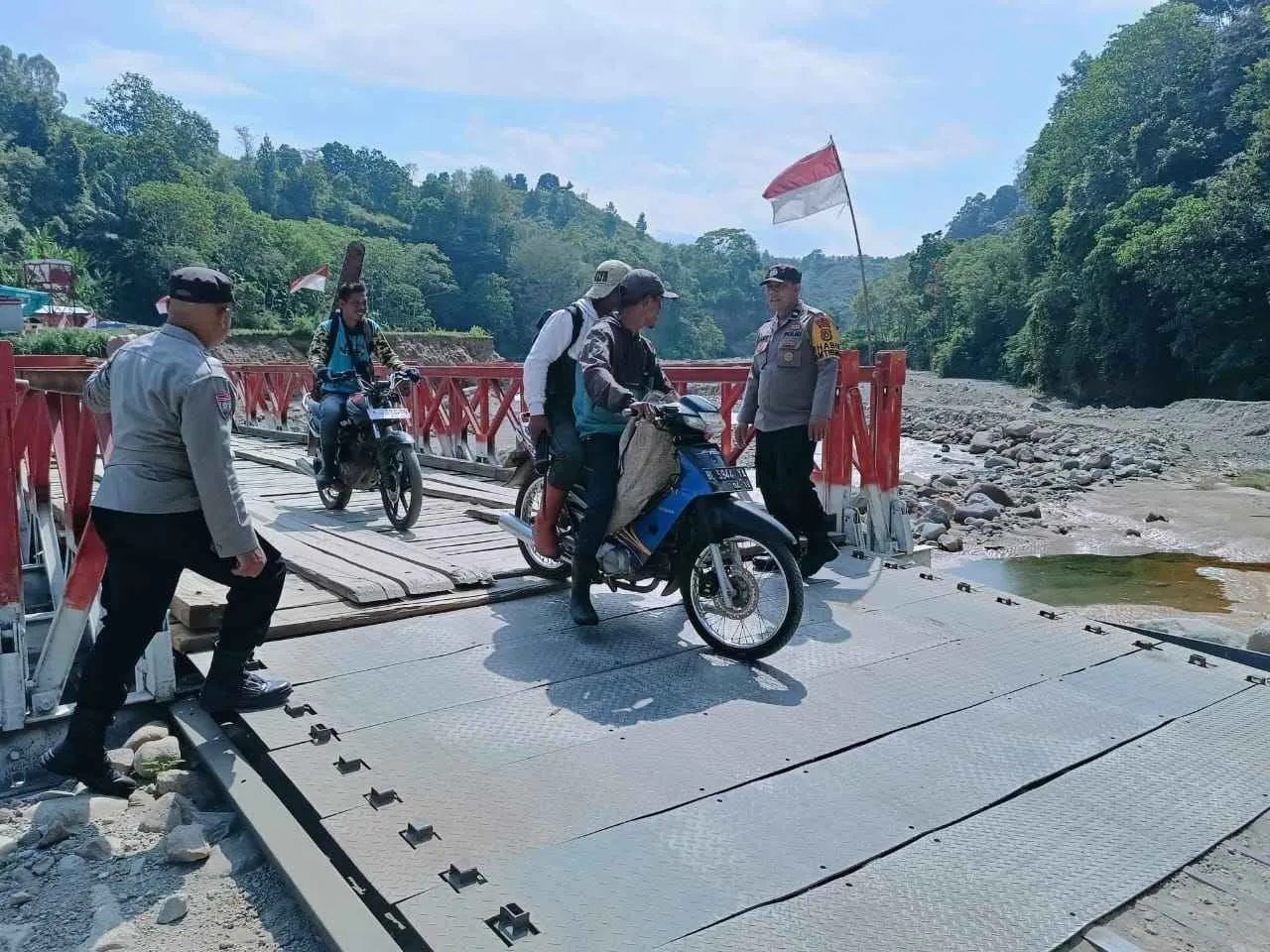Polsek Silih Nara Atur Lalu Lintas di Jembatan Pelang, Pastikan Kelancaran Arus 