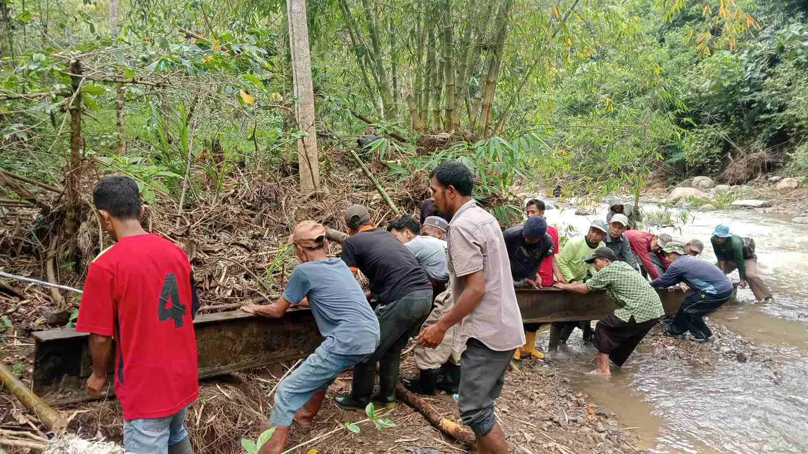 Polisi dan Warga Gotong Royong Bangun Jembatan Darurat di Rusip Antara Aceh Tengah