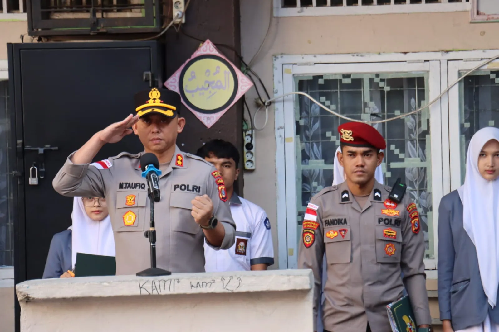 Hari Pertama Masuk Sekolah, Kapolres Aceh Tengah Ajak Siswa Gemar Baca Alquran dan Hindari Bullying