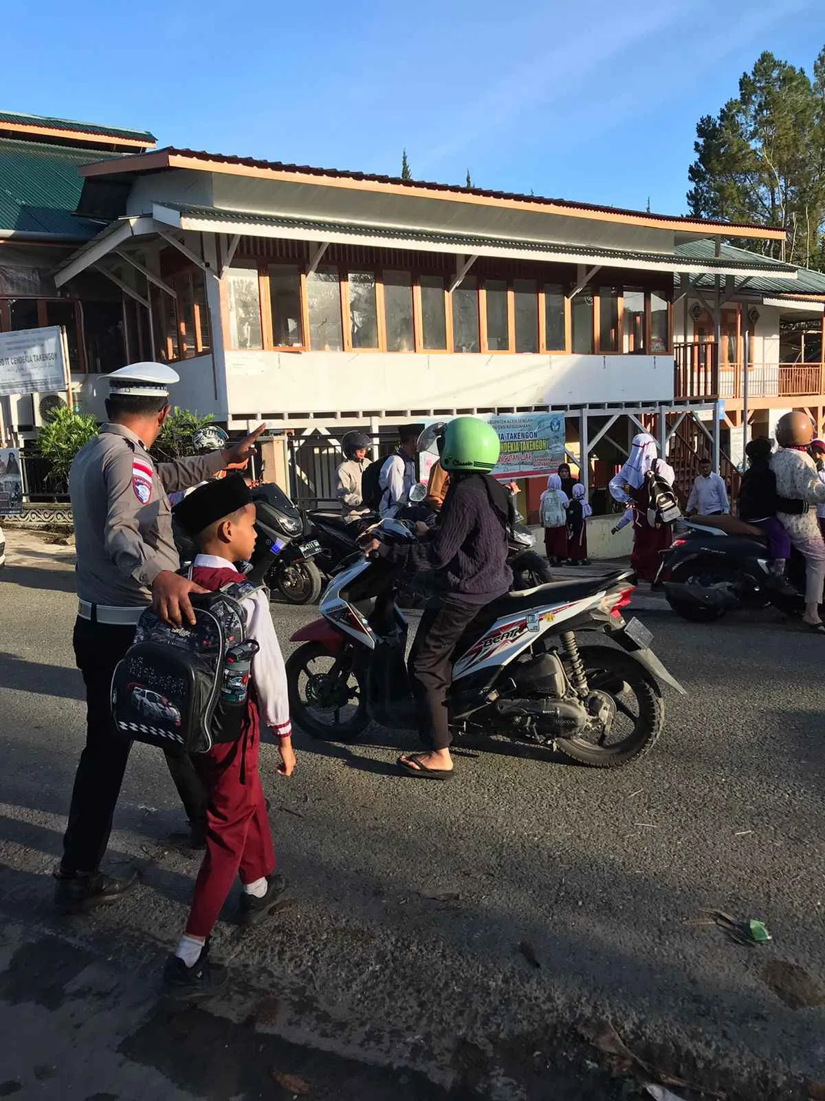 Awal Masuk Sekolah, Polantas Polres Aceh Tengah Hadir Atur Lalu Lintas dan Jaga Keselamatan Pelajar