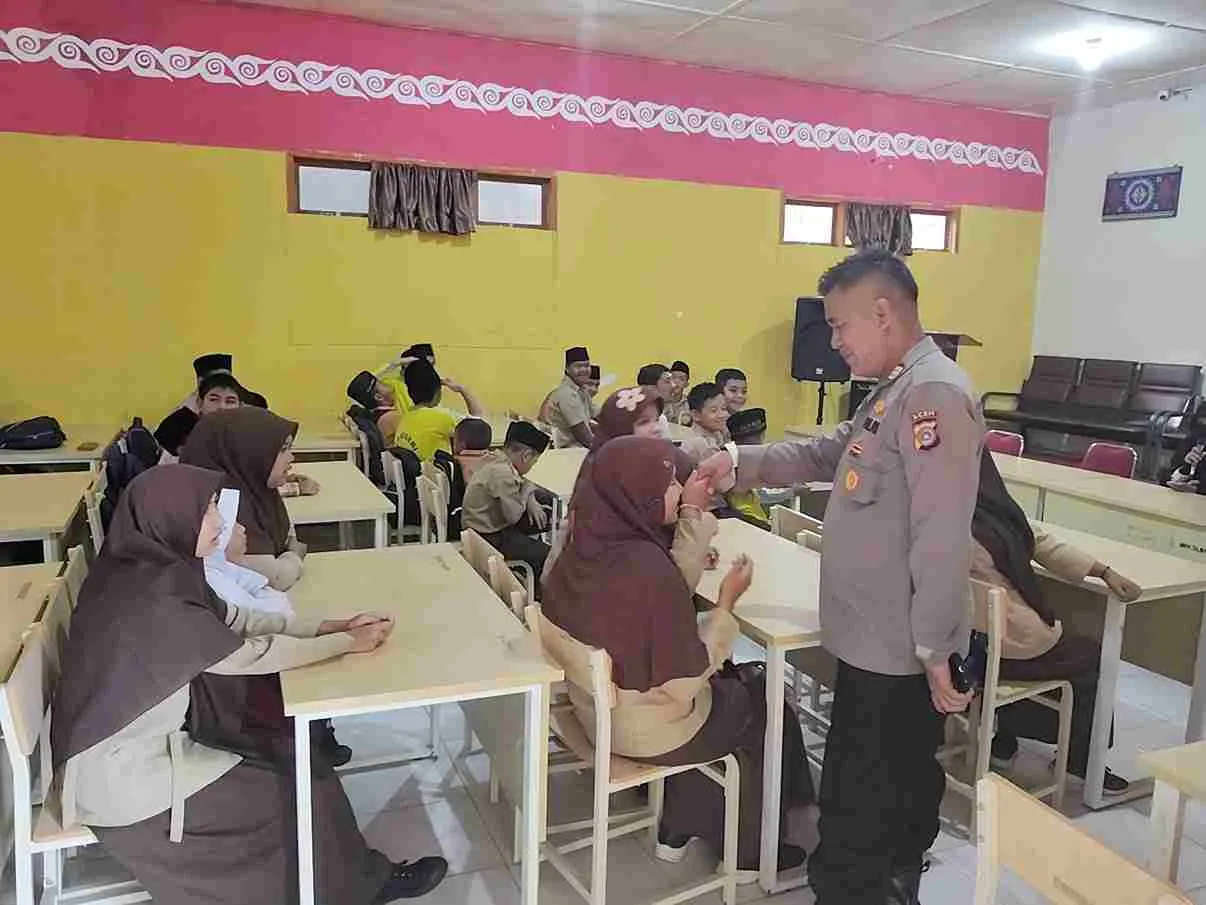 Polsek Kebayakan Edukasi Bahaya Bullying dan Keselamatan Lalu Lintas Lewat Saweu Sikula di SLB Negeri Takengon