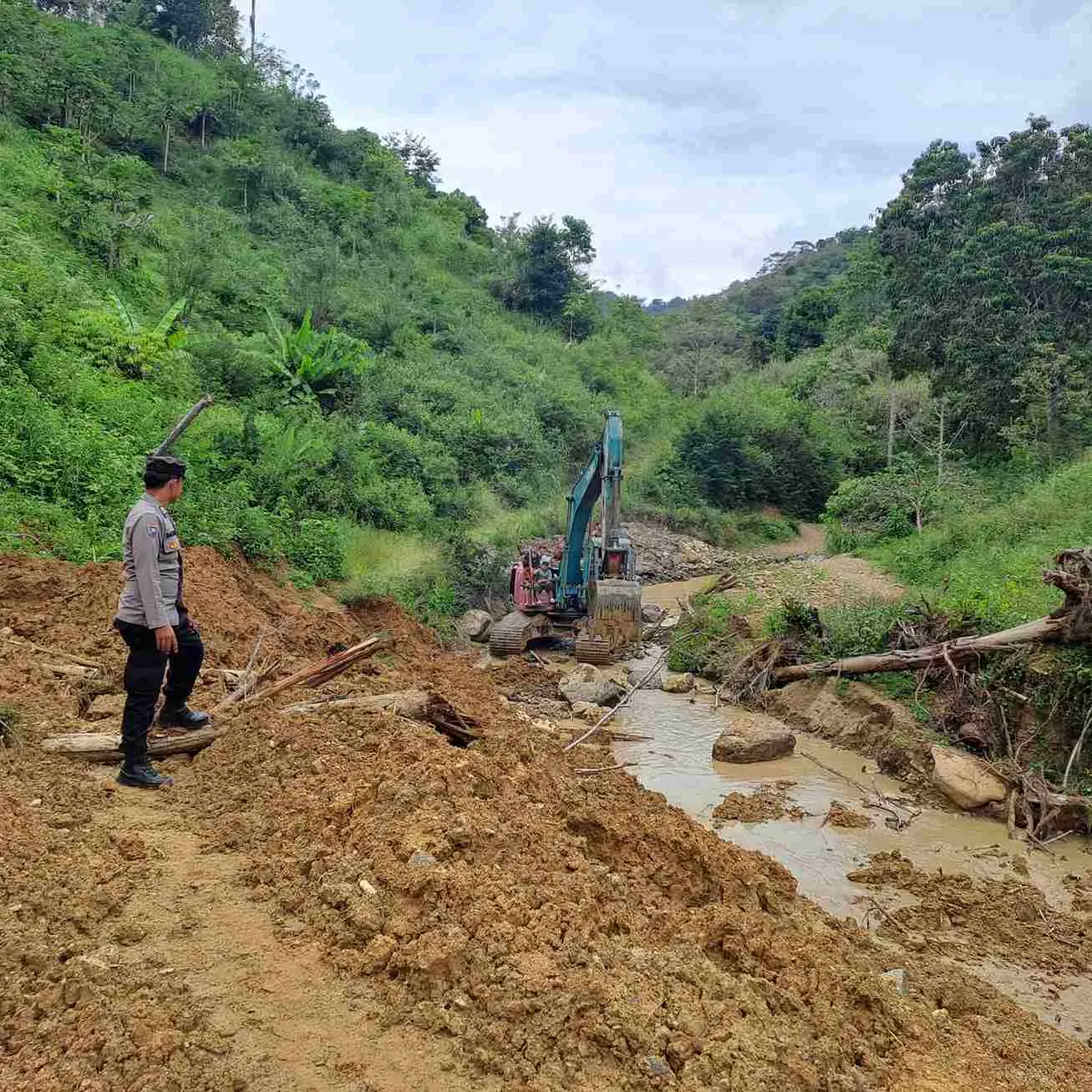 Polsubsektor Rusip Antara Tinjau Pembersihan Material Longsor, Akses Jalan Segera Dibuka