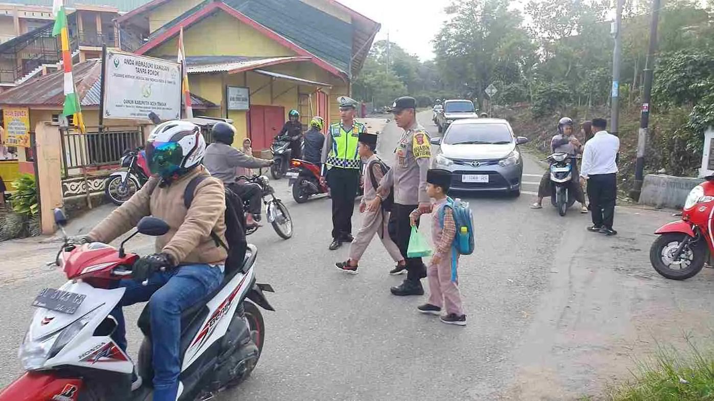Pagi Hari Jadi Fokus Pengamanan, Polsek Bebesen Intensifkan Strong Point dan Bantu Penyeberangan Pelajar di Jalur Padat