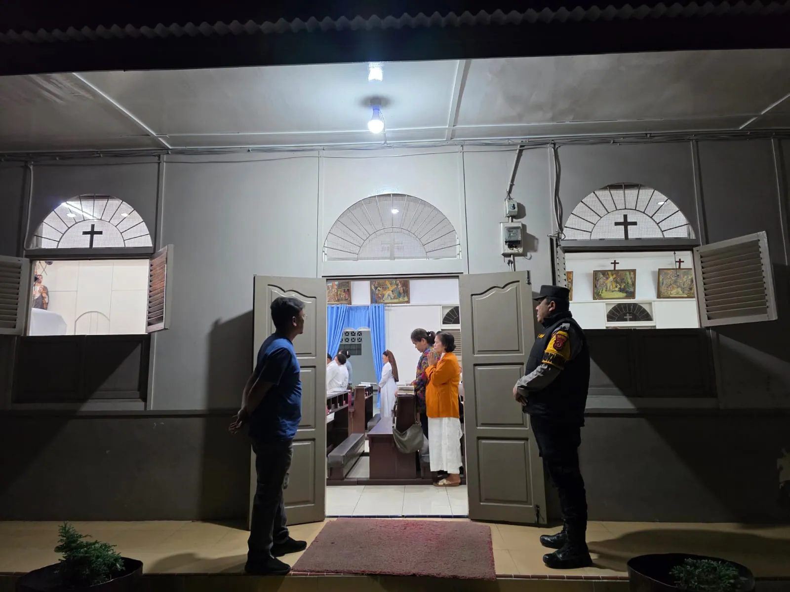 Polisi Amankan Ibadah Kamis Suci di Gereja Katolik Santo Petrus Takengon, Berlangsung Khidmat dan Kondusif